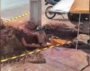 Londrina: morador entra em buraco de obra da Sanepar para protestar