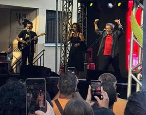 Show de Tom Zé reúne mais de 5 mil pessoas no Sesc Cadeião Cultural