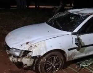 Motorista sem carteira capota carro com quatro crianças em Londrina