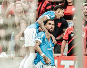 Londrina vence o Athletico na Baixada e avança à final do Paranaense
