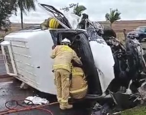 Acidente entre carro e van deixa um morto e três feridos em Londrina