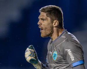 Kozlinski brilha e Londrina vence o Manaus nos pênaltis na Copa do Brasil
