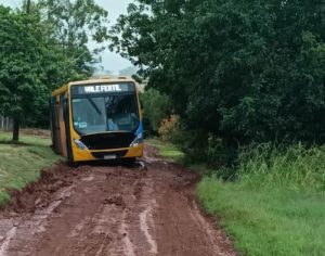 Ônibus do transporte coletivo fica atolado no barro na região do Limoeiro
