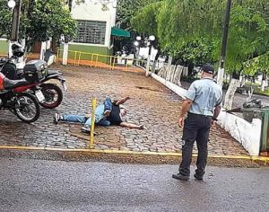 Vídeo: segurança é autuado após presenciar assalto e não ajudar a vítima