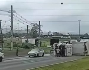 BR-369: carreta tomba e causa congestionamento entre Londrina e Cambé