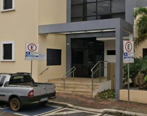 Homem é preso após estourar porta de vidro do Sesc Cadeião em Londrina