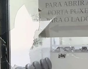 Advogado quebra vidro de delegacia após pedir para ser preso em Londrina