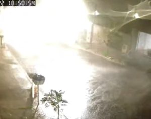 Raio explode em clarão e assusta moradores em Londrina; assista ao vídeo
