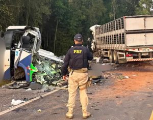 Acidente entre micro-ônibus e carreta deixa 23 mortos no Paraná