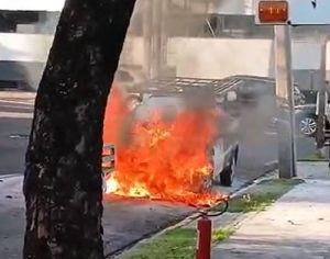 Fogo destrói veículo de empresa na área central de Londrina