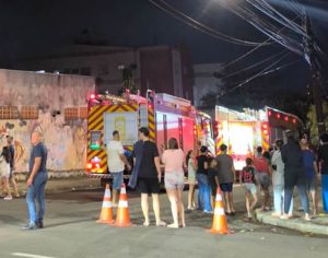 Incêndio de grandes proporções destrói casa na área central de Londrina