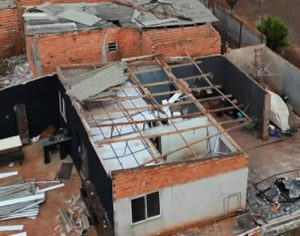 Temporal de sábado destelhou mais de 70 casas na Zona Norte de Londrina