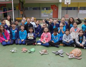 Alunos de escola de Londrina lançam livro próprio sobre tartarugas