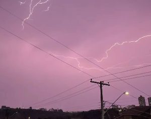 Londrina registra 404 raios durante tempestade; veja ranking no Paraná