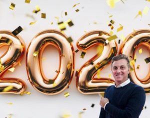 Luciano Huck posta foto com “2020” para cancelar o ano. Veja as reações