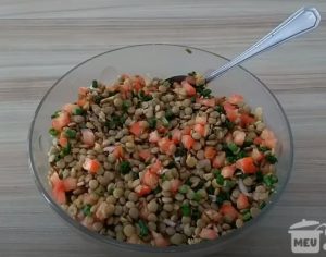 aprenda a fazer a famosa salada de lentilha para o final de ano