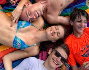 Di Ferrero afirma que não pretende ter filhos com a esposa, Isabeli Fontana