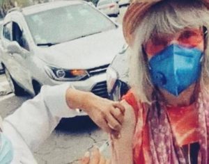 Rita Lee toma a primeira dose da vacina contra a Covid-19